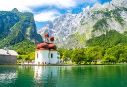 La famosa chiesa di San Bartolomeo con le cupole color ocra sul lago Konigssee, Berchtesgaden National Park, Germania.
