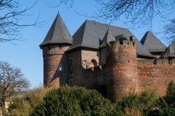 Il famoso castello del borgo di Linn, Krefeld, Germania. Gravemente danneggiata durante le due guerre mondiali, la fortezza è stata restaurata tanto da diventare una delle mete imperdibili ...