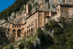 Il famoso monastero di San Benedetto nei pressi di Subiaco, provincia di Viterbo, Lazio. Noto anche come "del Sacro Speco", questo edificio religioso sorge nella curvatura di una parete ...