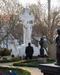Un fan di Presley in preghiera di fronte alla tomba di famiglia nel Meditation Garden di Graceland, Memphis (Tennessee). Qui è sepolto Elvis Presley - © Juli Scalzi / Shutterstock.com ...