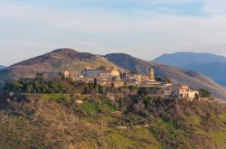 Fara in Sabina in provincia di RIeti, Lazio: il borgo fotografato dalle rovine dell'Abbazia di San Martino