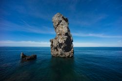 Il Faraglione di Campese, si trova sul lato meridionale della baia, sulla costa occidentale dell'Isola del Giglio, in Toscana - © michelecaminati / Shutterstock.com