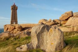 Il faro di Men Ruz a Ploumanac'h, Bretagna, Francia - © Smithore / iStockphoto LP.