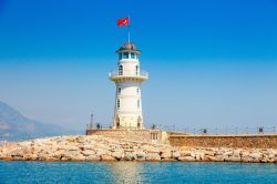 Faro a Alanya, Turchia, visto durante un tour in barca. Questa bella località costiera, fra le destinazioni turistiche più frequentate, si affaccia sul Mediterraneo.


