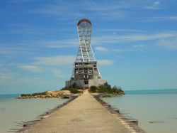 Il faro di Chetumal fotografato in estate, Messico. Lo si raggiunge dalla spiaggia ed è uno dei simboli di questa cittadina.

