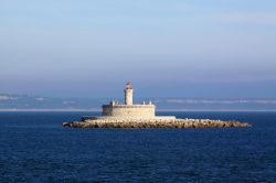 Faro al largo di Oeiras sul fiume Tago in Portogallo