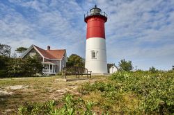 Faro bianco e rosso a Nantucket, isola degli Stati Uniti, Oceano Atlantico.
