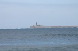 Il Faro de punta Jandia fotografato dalla costa, Fuerteventura - Di sicuro stucco e stupore lascia il viso questa immagine. Nell'immortalare questa vista si nota in lontananza la parte più ...