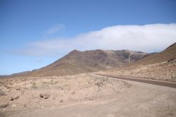 Il percorso meridionale di Fuerteventura verso Faro de punta Jandia - Potrebbe sembrare o evocare la route 66 Messicana o Texana, invece si tratta del tragitto che porta nella parte più ...