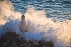 Il bianco faro di Camogli svetta nel mare in tempesta - il faro di Camogli si trova nell'estremo ovest della cittadina e la sua storia è incerta. Ciò che si sa, è che ...