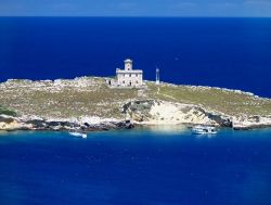 Il faro di Capraia, una delle isole disabitate dell'arcipelago delle Tremiti (Puglia).