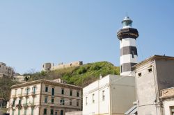 Il Faro di Ortona e, sullo sfondo, la sagoma del Castello Aragonese - foto © adamico / Shutterstock.com