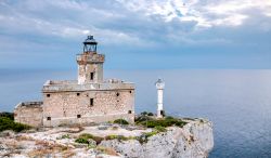 Il faro di San Domino, nella punta meridionale dell'isola, subì un attentato nel 1987. Siamo nell'arcipelago delle Isole Tremiti in Puglia.