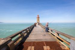 Il faro e il molo posti all'ingresso del porto di Fécamp, sul Canale della Manica (Francia).
