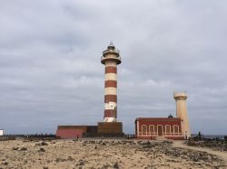 Il faro El Toston a El Cotillo, Fuerteventura, Spagna - Si trova a 5 km circa dalla località di El Cotillo, a Punta Ballena. Il faro El Toston fu costruito nel 1891 ma solo nel 1987 è ...