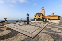 Il tipico faro dell'isola di Madeira in Portogallo - Quando si pensa al faro di una località affacciata sul mare, viene immediatamente in mente uno scenario fatto di spazi liberi ...