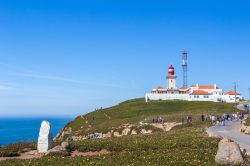 Il faro rosso e bianco di Cabo da Roca nella frazione di Colares, Sintra, Portogallo.  Ancora in funzione, questo faro del diciottesimo secolo è stato abitato sino al 1970 - © ...