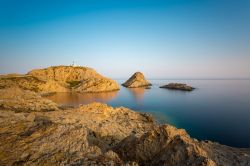 Un faro sulla costdella Balagne, vicino a Ile-Rousse, nord della Corsica