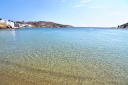 Faros beach sull'isola di Sifnos, Cicladi, Grecia. Adiacente a questa piccola spiaggia sabbiosa, ottima per chi desidera nuotare in un tratto di litorale tranquillo e poco frequentato, c'è ...