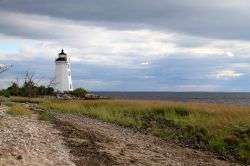 Fayerweather Island lighthouse (Black Rock Harbor) a Bridgeport, Connecticut. Il primo faro, una torre ottagonale in legno alta più di 10 metri, fu costruito nel 1808.
