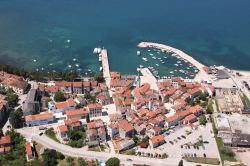 Fazana e il porto con le barche ormeggiate nel Mare Adriatico visti dall'alto, Croazia.


