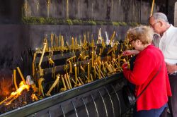 Fedeli accendono candele votive al santuario di Sao Bento da Porta Aberta, Terras de Bouro, Portogallo  - © StockPhotosArt / Shutterstock.com