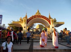 Fedeli buddhisti all'ingresso della pagoda Golden Rock sulla cima del monte Kyaiktiyo, Myanmar - © Santibhavank P / Shutterstock.com