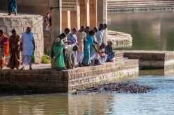Fedeli cibano centinaia di pescegatto nel lago artificiale Gadi Sahar Tank a Jaisalmer, Rajasthan, India - © Stefano Barzellotti / Shutterstock.com