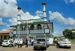 Fedeli di fronte alla moschea Nabawi di Paramaribo, Suriname. L'edificio religioso è situato vicino alla Comunità Musulmana di Paramaribo - © WONGIMAM / Shutterstock.com ...