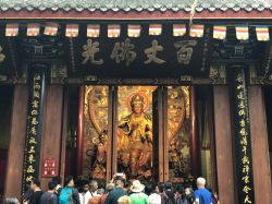 Fedeli e turisti in visita al Tempio del Buddha Gigante a Leshan, Cina - © Prapaporn Somkate / Shutterstock.com
