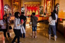 Fedeli in preghiera al tempio di Wat Leng Nei Yee 2 a Nonthaburi, Thailandia. Qui si chiede alle divinità di avere successo nella vita e buona fortuna - © Bubbers BB / Shutterstock.com ...