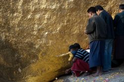 Fedeli in preghiera alla roccia d'oro di Kyaikhtiyo, la pagoda chiamata come "golden rock" si trova nello stato di the Mon nel Myanmar. - © topten22photo / Shutterstock.com ...