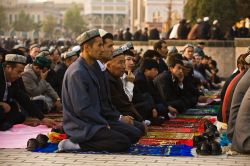 Fedeli in preghiera davanti la Moschea Id Kah a Kashgar in CIna. - © Pete Niesen / Shutterstock.com