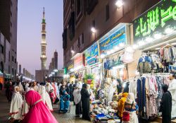 Fedeli musulmani al bazaar di strada vicino alla Moschea Nabawi, Medina, Arabia Saudita - © Fitria Ramli / Shutterstock.com