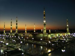 Fedeli passeggiano fuori dalla moschea Nabawi dopo la preghiera del tramonto, Medina, Arabia Saudita - © AHMAD FAIZAL YAHYA / Shutterstock.com