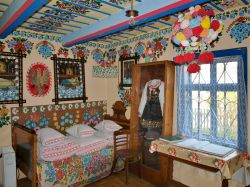La coloratissima camera da letto della casa-museo di Felicja Curyowa. Come si può vedere, ogni minimo dettaglio è stato decorato a mano dalla signora - foto © Wuhazet / Wikipedia ...
