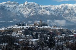 La città murata di Feltre dopo una copiosa nevicata invernale
