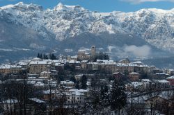 La città murata di Feltre dopo una copiosa nevicata invernale