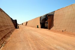 Ferme Tawarta, Dakhla: in questa enorme serra di sessanta ettari sono coltivati pomodori ciliegini, irrigati con acqua estratta dal sottosuolo e desalinizzata.