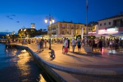 Ferragosto a Lazise vita notturna Lago di Garda ...