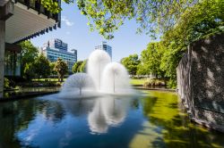 Donata dai coniugi Ferrier in occasione dell'inaugurazione del Municipio, l'omonima fontana si trova davanti al Boaters Restaurant di Christchurch in Victoria Square. Originariamente ...