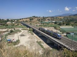 Ferrovia e paesaggio nelle campagna di Terme Vigliatore in Sicilia