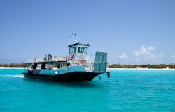 Un ferry boat riporta i passeggeri sulla nave da crociera dopo lo scalo di un giorno a Half Moon Cay, Bahamas - © Jeroen Fortgens / Shutterstock.com