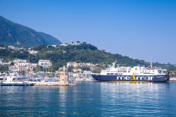 Il ferry Maria Buono della compagnia marittima Madmar all'ingresso del porto di Casamicciola Terme, Ischia - © Evannovostro / Shutterstock.com