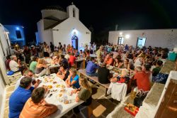La festa  dell'Assunzione a Kithnos, in piazza davanti alla chiesa di Panagia Stratolatissa - © Michael Paschos / Shutterstock.com