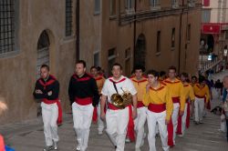 La famosa Festa dei Ceri a Gubbio, che prevede la spettacolare salita fino a San Ubaldo. La manifestazione più tipica di Gubbio, ha luogo annualmente il 15 maggio, vigilia della festa ...