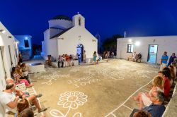 Festa dell'Assunzione nella chiesa di Panagia Stratolatissa a Kythnos, Grecia. Fedeli e turisti in attesa della cerimonia liturgica in occasione dell'Assunzione - © Michael Paschos ...