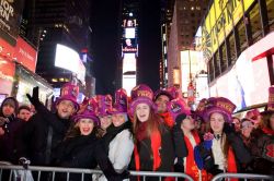 La gente affronta il freddo dell'inverno newyorkese per partecipare alla festa di Capodanno a Times Square - foto © Amy Hart / NYC & Company