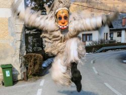 Festa di Carnevale a Cerkno, l'italiana Circhina, oggi  in Slovenia ma un tempo nella provincia di Gorizia. In fotografia una delle particolari maschere del luogo  - © ...
