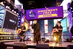 Un'esibizione sul palco durante i festeggiamenti per il Capodanno a Times Square, New York City - foto © Amy Hart / NYC & Company